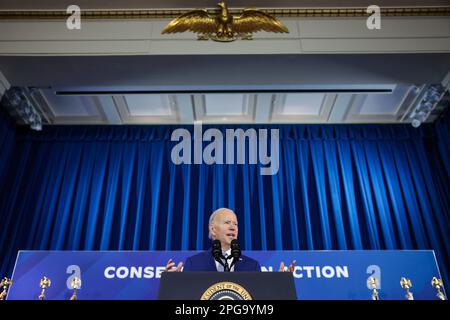 Washington, Vereinigte Staaten. 21. März 2023. US-Präsident Joe Biden spricht am 21. März 2023 auf dem White House Conservation in Action Summit im Innenministerium in Washington, DC. Kredit: Oliver Contreras/Pool via CNP/dpa/Alamy Live News Stockfoto