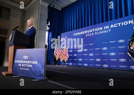 Washington, Vereinigte Staaten. 21. März 2023. US-Präsident Joe Biden spricht am 21. März 2023 auf dem White House Conservation in Action Summit im Innenministerium in Washington, DC. Kredit: Oliver Contreras/Pool via CNP/dpa/Alamy Live News Stockfoto