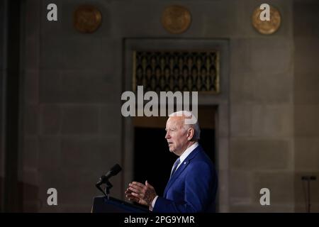 Washington, Vereinigte Staaten. 21. März 2023. US-Präsident Joe Biden spricht am 21. März 2023 auf dem White House Conservation in Action Summit im Innenministerium in Washington, DC. Kredit: Oliver Contreras/Pool via CNP/dpa/Alamy Live News Stockfoto