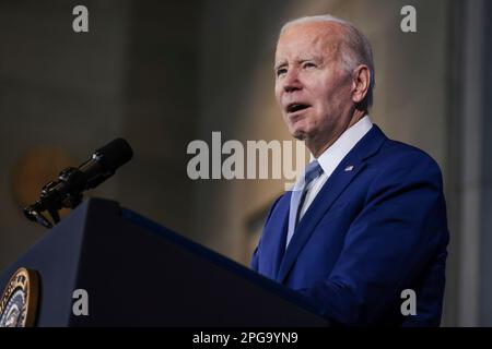 Washington, Vereinigte Staaten. 21. März 2023. US-Präsident Joe Biden spricht am 21. März 2023 auf dem White House Conservation in Action Summit im Innenministerium in Washington, DC. Kredit: Oliver Contreras/Pool via CNP/dpa/Alamy Live News Stockfoto