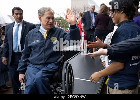 Austin, Texas, USA. 21. März 2023. Republikanische Regierung In Texas. GREG ABBOTT begrüßt die Schüler, während er eine Kundgebung für „coole Wahl“ für eine Menschenmenge von etwa 150 Personen auf den nördlichen Stufen des Texas Capitol überbringt. Republikanische Gesetzgeber haben wiederholt versucht, Maßnahmen zu verabschieden, die öffentliche Bildungsgelder zur Finanzierung von Gutscheinen verwenden würden, die Eltern nutzen würden, um öffentliche Schulen in Texas für private Bildung zu umgehen. (Kreditbild: © Bob Daemmrich/ZUMA Press Wire) NUR REDAKTIONELLE VERWENDUNG! Nicht für den kommerziellen GEBRAUCH! Stockfoto