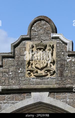 Massereene Wappen mit lateinischer Inschrift auf der Außenfassade des Gebäudes im JakoBean-Stil im Clotworthy House Antrim Castle Gardens. Stockfoto