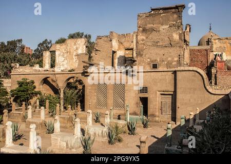 Grabsteine in der Stadt der Toten. Die Stadt der Toten, oder Kairo Nekropole, auch als Qarafa bezeichnet, ist eine Reihe von riesigen Nekropolen und Friedhöfen aus der islamischen Ära in Kairo, Ägypten. Stockfoto