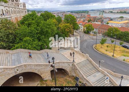 Budapest, Ungarn - 31. Juli 2022: Wenige Touristen besuchen die Fischerbastei an der Schulek-Treppe im ersten historischen Bezirk. Stockfoto