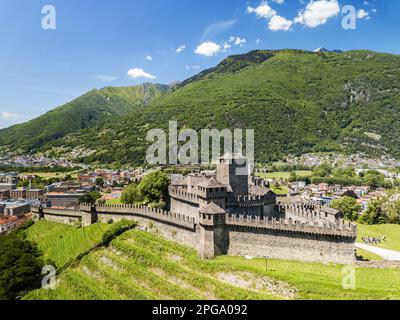 Bellinzona, Schweiz - Mai 28. 2021: Luftbild des mittelalterlichen Schlosses Montebello in der Hauptstadt des Kantons Tessin, Bellinzona, Schweiz. Stockfoto