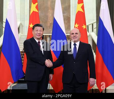 Moskau, Russland. 21. März 2023. Der chinesische Präsident Xi Jinping trifft sich am 21. März 2023 in Moskau (Russland) mit dem russischen Premierminister Michail Mishustin. Kredit: Ding Haitao/Xinhua/Alamy Live News Stockfoto