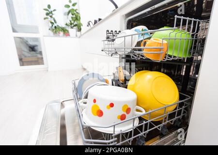 Geschirrspüler Nahaufnahme mit Geschirr, einfach zu verwenden und Wasser zu sparen, umweltfreundlich, eingebaute Küche Geschirrspülmaschine Stockfoto