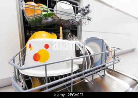 Geschirrspüler Nahaufnahme mit Geschirr, einfach zu verwenden und Wasser zu sparen, umweltfreundlich, eingebaute Küche Geschirrspülmaschine Stockfoto