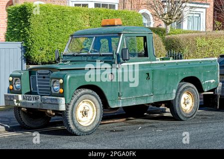 Altes Land Rover-Oldtimer, parkt auf einer Straße in Lytham, Lytham St Annes, Fylde Coast, Lancashire, Großbritannien - 24. Februar 2023 Stockfoto