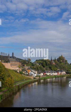 Stadtblick auf die deutsche Stadt Saarburg mit dem Fluss Saar Stockfoto