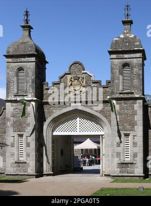 Außenansicht des Eingangstors und der Doppeltürme im Gebäude im Jacobean-Stil in Großbritannien, Clotworthy House Antrim Castle Gardens Northern Ireland Stockfoto