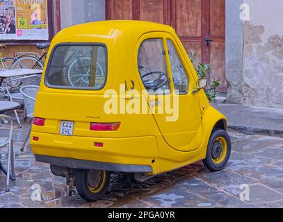 Geparktes Elektroauto Pasqali in einer engen Straße in Florenz, Italien Stockfoto