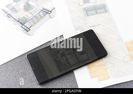 Drahtmodellskizze der Website und Programmiercode auf dem Smartphone Stockfoto