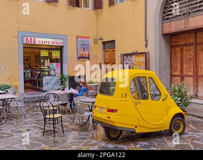 Geparktes Elektroauto Pasqali in einer engen Straße in Florenz, Italien Stockfoto