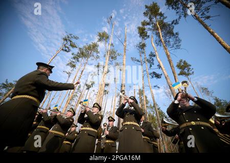 Moschun, Ukraine. 21. März 2023. Eine ukrainische Militärband spielt während der Eröffnungszeremonie für die neu enthüllte Gedenkstätte der Engel des Sieges zu Ehren der Verteidiger der Hauptstadt am 21. März 2023 in Moschun, Oblast Kiew, Ukraine. Kredit: Pool Photo/Pressestelle Des Ukrainischen Präsidenten/Alamy Live News Stockfoto