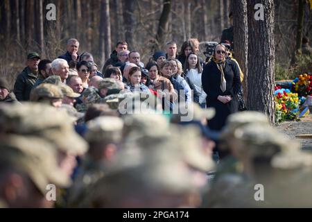 Moschun, Ukraine. 21. März 2023. Ukrainische Bürger nehmen am 21. März 2023 an der Eröffnungszeremonie für die neu enthüllte Gedenkstätte der Engel des Sieges zu Ehren der Verteidiger der Hauptstadt in Moschun, Oblast Kiew, Ukraine Teil. Kredit: Pool Photo/Pressestelle Des Ukrainischen Präsidenten/Alamy Live News Stockfoto