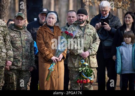 Moschun, Ukraine. 21. März 2023. Ukrainische Bürger nehmen am 21. März 2023 an der Eröffnungszeremonie für die neu enthüllte Gedenkstätte der Engel des Sieges zu Ehren der Verteidiger der Hauptstadt in Moschun, Oblast Kiew, Ukraine Teil. Kredit: Pool Photo/Pressestelle Des Ukrainischen Präsidenten/Alamy Live News Stockfoto