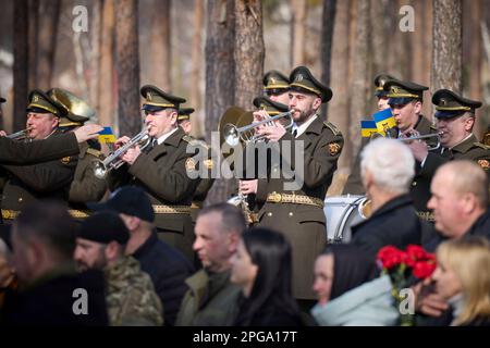 Moschun, Ukraine. 21. März 2023. Eine ukrainische Militärband spielt während der Eröffnungszeremonie für die neu enthüllte Gedenkstätte der Engel des Sieges zu Ehren der Verteidiger der Hauptstadt am 21. März 2023 in Moschun, Oblast Kiew, Ukraine. Kredit: Pool Photo/Pressestelle Des Ukrainischen Präsidenten/Alamy Live News Stockfoto