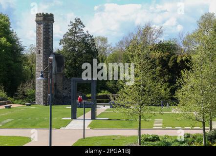 Northern Ireland Park im Frühling, Italianate Tower - der letzte verbleibende Teil von Antrim Castle, jetzt Teil der Castle Gardens Antrim Northern Ireland. Stockfoto