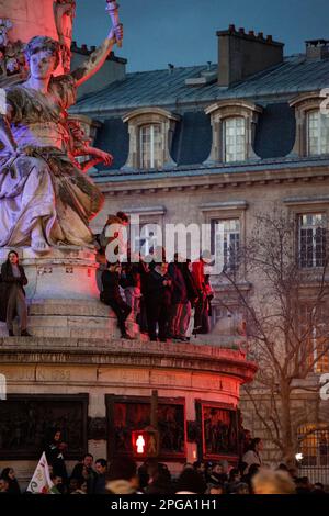 Paris, Frankreich. 21. März 2023. PARIS, FRANKREICH - MÄRZ 21: Die Demonstranten versammeln sich auf der Place de Republique, nachdem die französische Regierung am 21. März 2023 in Paris, Frankreich, eine Gesetzesänderung zur Anhebung des Rentenalters durchgesetzt hatte. (Kredit: Jeremy O'Donnell) Kredit: Jeremy ODonnell/Alamy Live News Stockfoto