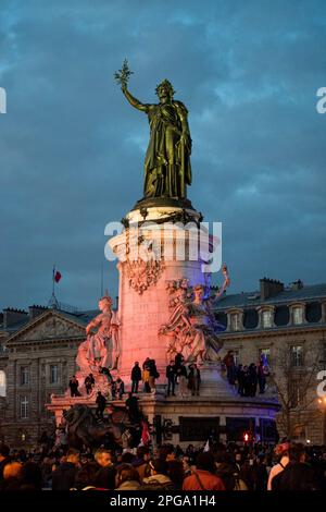 Paris, Frankreich. 21. März 2023. PARIS, FRANKREICH - MÄRZ 21: Die Demonstranten versammeln sich auf der Place de Republique, nachdem die französische Regierung am 21. März 2023 in Paris, Frankreich, eine Gesetzesänderung zur Anhebung des Rentenalters durchgesetzt hatte. (Kredit: Jeremy O'Donnell) Kredit: Jeremy ODonnell/Alamy Live News Stockfoto