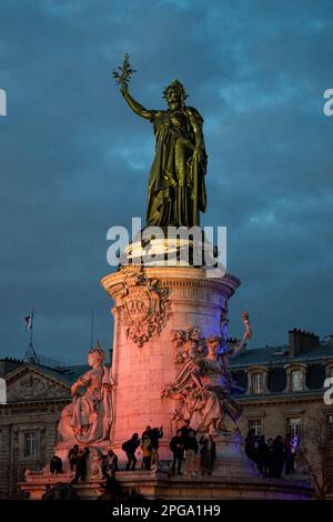 Paris, Frankreich. 21. März 2023. PARIS, FRANKREICH - MÄRZ 21: Die Demonstranten versammeln sich auf der Place de Republique, nachdem die französische Regierung am 21. März 2023 in Paris, Frankreich, eine Gesetzesänderung zur Anhebung des Rentenalters durchgesetzt hatte. (Kredit: Jeremy O'Donnell) Kredit: Jeremy ODonnell/Alamy Live News Stockfoto