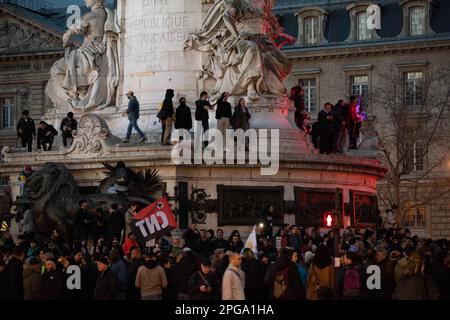 Paris, Frankreich. 21. März 2023. PARIS, FRANKREICH - MÄRZ 21: Die Demonstranten versammeln sich auf der Place de Republique, nachdem die französische Regierung am 21. März 2023 in Paris, Frankreich, eine Gesetzesänderung zur Anhebung des Rentenalters durchgesetzt hatte. (Kredit: Jeremy O'Donnell) Kredit: Jeremy ODonnell/Alamy Live News Stockfoto