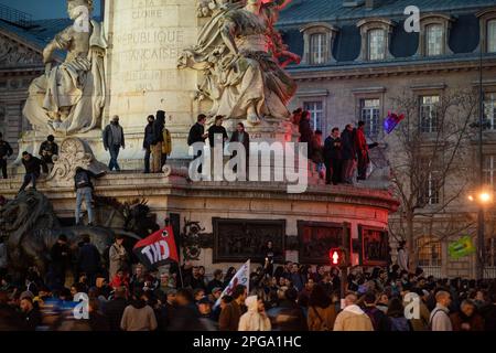 Paris, Frankreich. 21. März 2023. PARIS, FRANKREICH - MÄRZ 21: Die Demonstranten versammeln sich auf der Place de Republique, nachdem die französische Regierung am 21. März 2023 in Paris, Frankreich, eine Gesetzesänderung zur Anhebung des Rentenalters durchgesetzt hatte. (Kredit: Jeremy O'Donnell) Kredit: Jeremy ODonnell/Alamy Live News Stockfoto