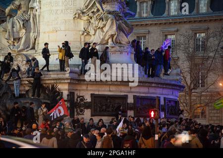 Paris, Frankreich. 21. März 2023. PARIS, FRANKREICH - MÄRZ 21: Die Demonstranten versammeln sich auf der Place de Republique, nachdem die französische Regierung am 21. März 2023 in Paris, Frankreich, eine Gesetzesänderung zur Anhebung des Rentenalters durchgesetzt hatte. (Kredit: Jeremy O'Donnell) Kredit: Jeremy ODonnell/Alamy Live News Stockfoto