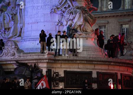 Paris, Frankreich. 21. März 2023. PARIS, FRANKREICH - MÄRZ 21: Die Demonstranten versammeln sich auf der Place de Republique, nachdem die französische Regierung am 21. März 2023 in Paris, Frankreich, eine Gesetzesänderung zur Anhebung des Rentenalters durchgesetzt hatte. (Kredit: Jeremy O'Donnell) Kredit: Jeremy ODonnell/Alamy Live News Stockfoto