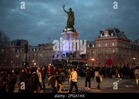 Paris, Frankreich. 21. März 2023. PARIS, FRANKREICH - MÄRZ 21: Die Demonstranten versammeln sich auf der Place de Republique, nachdem die französische Regierung am 21. März 2023 in Paris, Frankreich, eine Gesetzesänderung zur Anhebung des Rentenalters durchgesetzt hatte. (Kredit: Jeremy O'Donnell) Kredit: Jeremy ODonnell/Alamy Live News Stockfoto