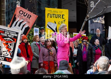 New York, New York, USA. 21. März 2023. Dritter Akt, die soziale Aktivistenbewegung älterer Menschen, sponserte eine Kundgebung gegen Bankinvestitionen in fossile Brennstoffe, die am Dag Hammerskjöld Plaza begann und in die 47. Straße zum Hauptsitz von J. P. Morgan Chase zog. Reverend Billy Talen, von der Kirche ohne Einkaufen. Kredit: Ed Lefkowicz/Alamy Live News Stockfoto