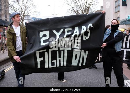 Bristol, Großbritannien. 21. März 2023. Die Aktivisten von Bristol veranstalten eine Rallye anlässlich des zweiten Jahrestages der „Kill the Bill“-Unruhen von 2021; ein Ereignis, bei dem ausgebrannte Fahrzeuge im Zentrum der Stadt zurückblieben. Trotz des Protests ist das Gesetz über Polizei, Verbrechen, Verurteilung und Gerichte nun in Kraft getreten, aber viele Menschen heute Abend bringen ihre Besorgnis darüber zum Ausdruck, dass die Anklage für diese nächtlichen Unruhen noch immer stattfindet. Die Menge versammelte sich im Kreisverkehr Bear Pit für Reden und marschierte dann zur Polizeistation Bridewell für weitere Reden. Kredit: JMF News/Alamy Live News Stockfoto