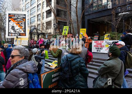 New York, New York, USA. 21. März 2023. Dritter Akt, die soziale Aktivistenbewegung älterer Menschen, sponserte eine Kundgebung gegen Bankinvestitionen in fossile Brennstoffe, die am Dag Hammerskjöld Plaza begann und in die 47. Straße zum Hauptsitz von J. P. Morgan Chase zog. Kredit: Ed Lefkowicz/Alamy Live News Stockfoto