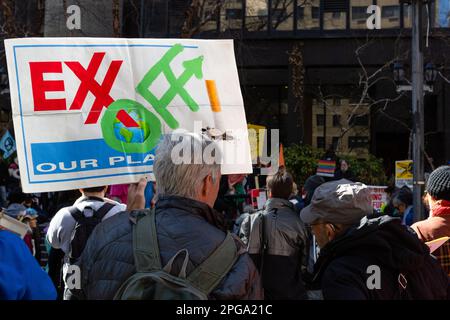 New York, New York, USA. 21. März 2023. Dritter Akt, die soziale Aktivistenbewegung älterer Menschen, sponserte eine Kundgebung gegen Bankinvestitionen in fossile Brennstoffe, die am Dag Hammerskjöld Plaza begann und in die 47. Straße zum Hauptsitz von J. P. Morgan Chase zog. Kredit: Ed Lefkowicz/Alamy Live News Stockfoto