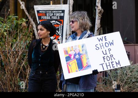 New York, New York, USA. 21. März 2023. Dritter Akt, die soziale Aktivistenbewegung älterer Menschen, sponserte eine Kundgebung gegen Bankinvestitionen in fossile Brennstoffe, die am Dag Hammerskjöld Plaza begann und in die 47. Straße zum Hauptsitz von J. P. Morgan Chase zog. Die pakistanische amerikanische Klimaschutzjustiz befürwortet Ayisha Siddiqa. Kredit: Ed Lefkowicz/Alamy Live News Stockfoto