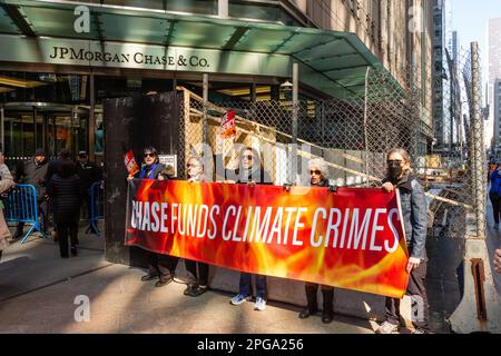 New York, New York, USA. 21. März 2023. Dritter Akt, die soziale Aktivistenbewegung älterer Menschen, sponserte eine Kundgebung gegen Bankinvestitionen in fossile Brennstoffe, die am Dag Hammerskjöld Plaza begann und in die 47. Straße zum Hauptsitz von J. P. Morgan Chase zog. Demonstranten halten ein Schild mit der Aufschrift "Chase Funds Climate Crimes" vor dem Eingang zur Bank. Kredit: Ed Lefkowicz/Alamy Live News Stockfoto