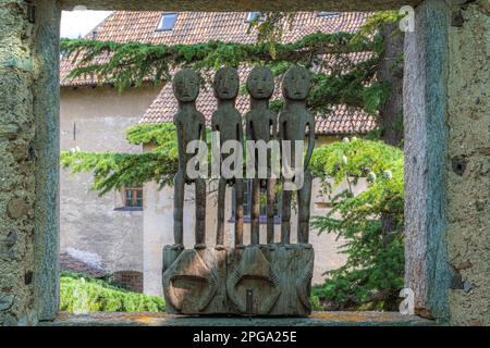 Afrikanische Maske im Juval Castle (Deutsch: Schloss Juval, Italienisch: Castel Juval) ein mittelalterliches Schloss in Kastelbell-Tschars in Südtirol Trentino Al Stockfoto