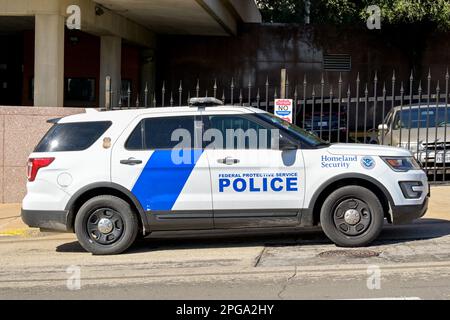 Austin, Texas, USA - Februar 2023: Vom Heimatschutzministerium betriebener Streifenwagen der Bundespolizei parkt auf einer Straße im Stadtzentrum Stockfoto