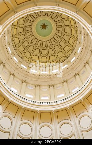 Austin, Texas, USA - Februar 2023: Weitwinkelblick auf die Kuppel im historischen State Capitol. Stockfoto
