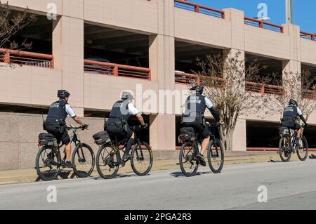 Austin, Texas, USA - Februar 2023: Gruppe von State Troopers, die im Stadtzentrum Patrouillen fahren Stockfoto