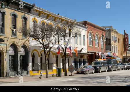 Austin, Texas, USA - Februar 2023: Gebäude in der sechsten Straße im Stadtzentrum. Es ist ein beliebtes Ausflugsziel für abends in Bars Stockfoto