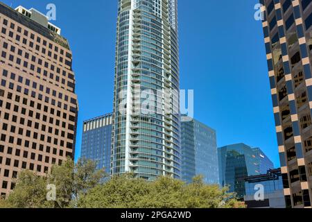 Austin, Texas, USA - Februar 2023: Wohnblock und Bürogebäude im Stadtzentrum Stockfoto