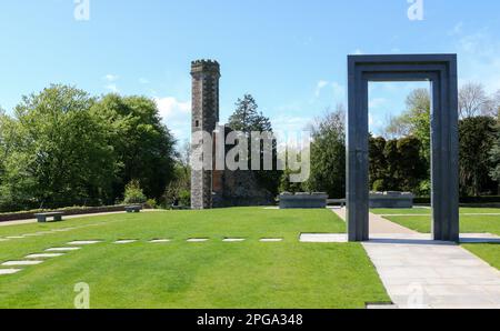 Standort des ehemaligen Schlosses Antrim, alter Turm Teil der Burg, bekannt als Italianate Tower, steht in den Schlossgärten Antrim, Nordirland. Stockfoto