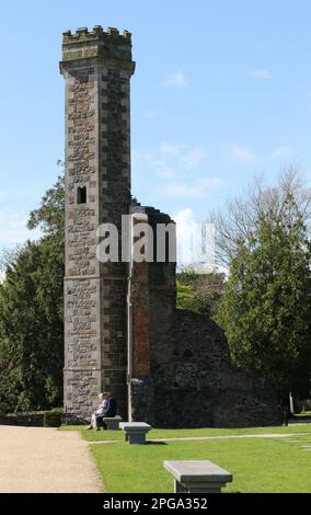 Bleibt Antrim Castle - alter Steinturm, der letzte verbleibende Bau der Burg, auch bekannt als Italianate Tower in den Antrim Castle Gardens. Stockfoto