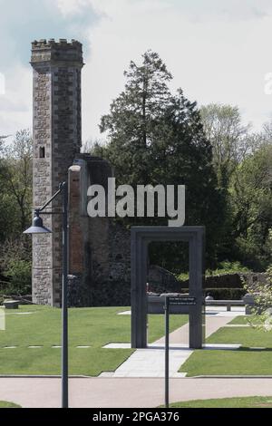 Die Überreste des ehemaligen Schlosses Antrim. Der Italianate Tower - ein ehemaliger Steinturm an einer Ecke des Schlosses - alles, was in Castle Gardens Antrim noch übrig ist Stockfoto