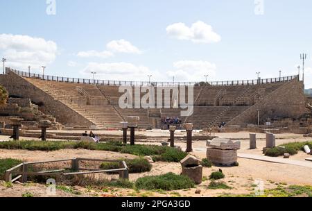 Das römische Amphitheater von Caesarea ist Teil des Caesarea Nationalparks, der die Überreste der alten Hafenstadt umfasst. Stockfoto