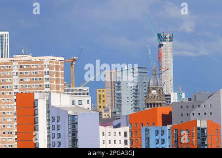 Der Uhrenturm des Rathauses von Leeds befindet sich neben einem 31-stöckigen Gebäude, das im Stadtzentrum von Leeds gebaut wird Stockfoto