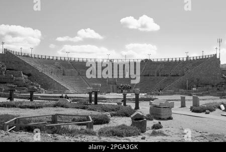 Das römische Amphitheater von Caesarea ist Teil des Caesarea Nationalparks, der die Überreste der alten Hafenstadt umfasst. Stockfoto