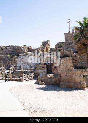 Bogen Sie am Eingang zum römischen Amphitheater von Caesarea, Teil des Caesarea Nationalparks, der die Überreste der alten Hafenstadt umfasst. Stockfoto